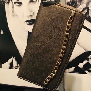 Women’s Wilson’s leather wristlet wallet